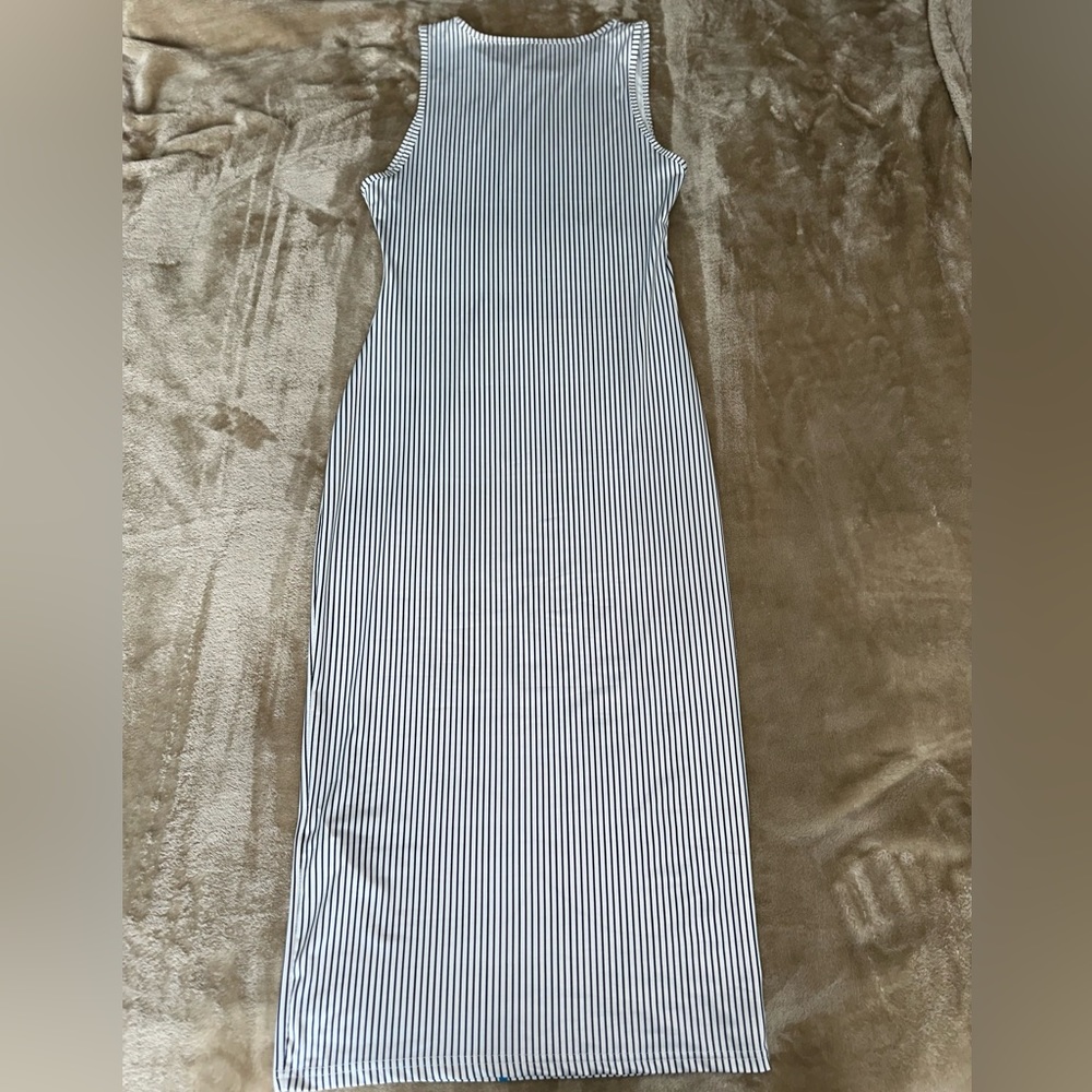 Slim Body hugging dress 🤍 - Picture 3 of 6